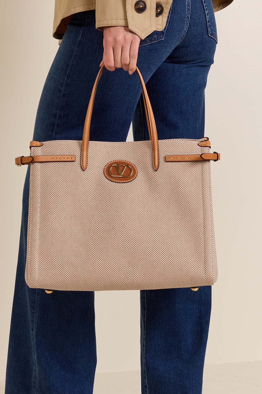 תמונת כל הלוק של תיק נשיאה מדיום